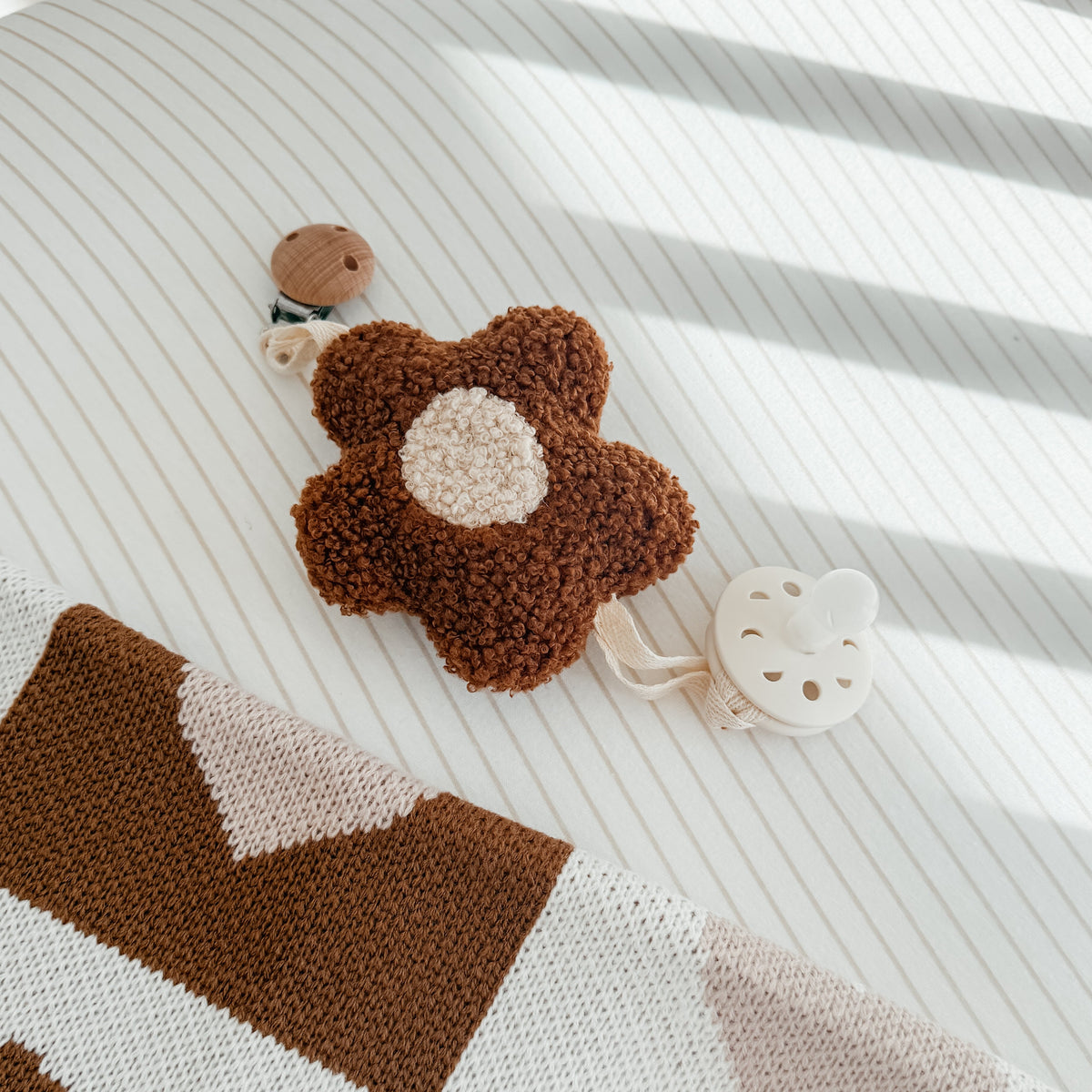 Bouclé Daisy Pacifier Clip